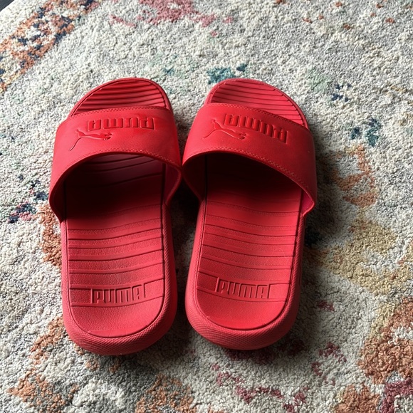 Men’s like new slides - Picture 2 of 3